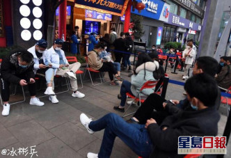 重庆火锅店恢复堂食市民蜂拥排队帮衬。网图