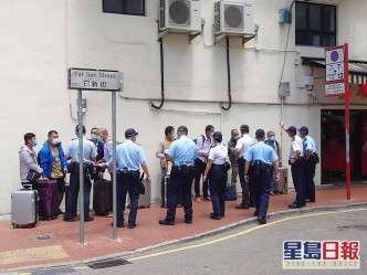 警員在日新街恆香截停。石景澄Facebook圖片