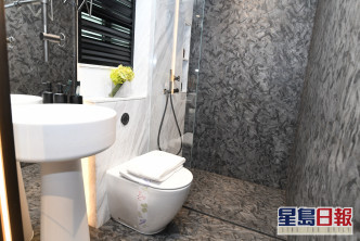 浴室採獨立淋浴間設計，保持乾濕分離。（1座28樓B室經改動連裝修示範單位）