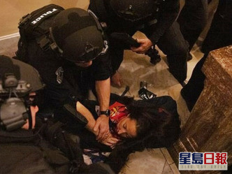 現場警員為中槍的女示威者進行急救。
