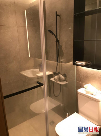 浴室基本洁具齐全，有淋浴设备。