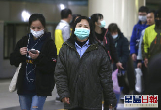 台湾民衆戴口罩防疫。AP