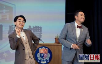 祖蓝（左）在《青春本我》饰演校监，邓梓峰就做校长。