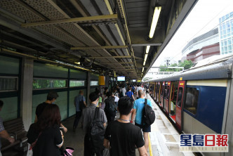 九龍塘火車站及紅磡轉車站有大批市民等車。