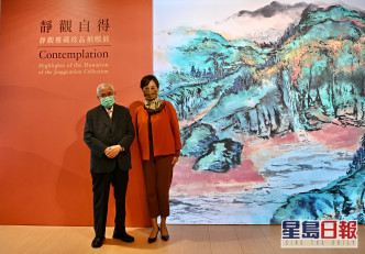 靜觀樓主人黃貴權和香港藝術館總館長莫家詠合照。政府新聞處圖片