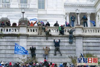 示威者闖入國會搗亂。AP圖片