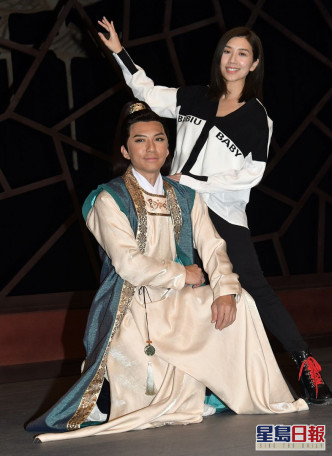 和袁伟豪合作多次，也曾合演舞台剧，黄智雯坦言二人甚有默契。