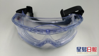 醫院將分配一款更貼面及更佳保護性的護目鏡（goggles）予病房。伊院通 Q E H 員工資訊台圖片