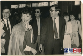 李鵬飛(左四)1983年與周梁淑怡參加訪京團。資料圖片