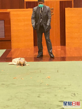 許智峯在議事廳內疑投擲的惡臭腐爛植物。