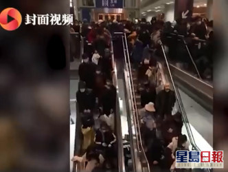 北京入境航站樓內迫滿入境旅客。網圖