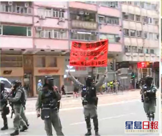 警方在湾仔轩尼诗道举橙旗警告示威者。TVB截图
