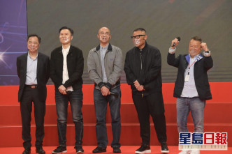 (左起)何麗全、華納唱片董事總經理Gordon、環球唱片大中華區(香港)董事總經理Duncan、Sony Music大中華區董事總經理陳國威和志偉一同合照。