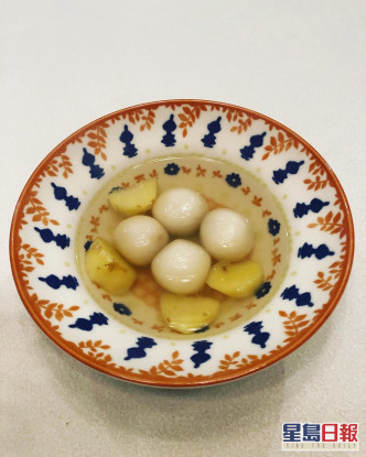 「有人突然想食湯丸,我話:我去超市買囉......十一點嘞?!
睇下屋企有乜材料,好彩有糯米粉、片糖同薑,於是就自製了糖粒湯丸。原諒大小不一,臨急臨忙,最緊要交到功課。」
