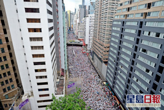 6月9日的大遊行，參與遊行的人士鋪滿整條軒尼詩道。資料圖片