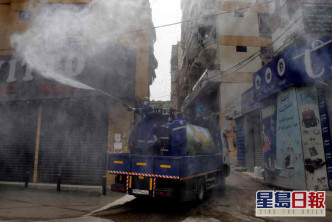 伊朗有關人員加強在街頭消毒。AP