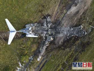 客機意外後完全燒毀。AP圖