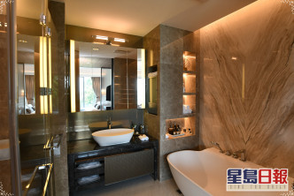 浴室兼備浴缸及獨立淋浴間。
