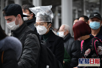 港府二月八日要求所有從內地抵港人士,均須要強制檢疫十四日,不少人做足防疫在深圳灣口岸趕返港避「疫監」。梁譽東攝
