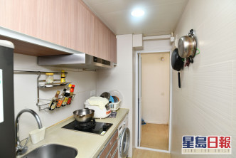 廚房備有單邊工作檯面及廚櫃。