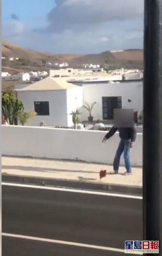 有人拖着母鸡外出散步。「Guardia Civil 」twitter 影片截图