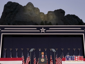 特朗普在「總統山」下發表演説　向國家英雄致敬