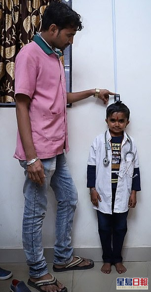 Ganesh Baraiya的身高卻猶如小朋友一樣，只有91厘米。網圖