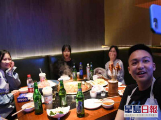 重庆火锅店恢复堂食市民兴高采烈。网图
