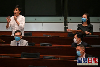 陳凱欣發言期間，多名民主派議員質疑她無權動議議案及發言。