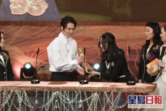 胡鸿钧在《声梦传奇2021》3位年仅14岁的参赛者手上领取「最受欢迎电视歌曲奖」。