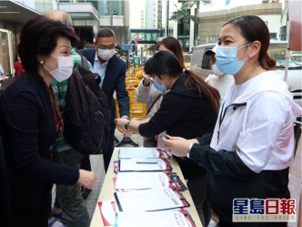 鄭翔玲（左一）呼籲市民簽名支持人大決定。
