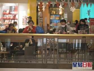 不少市民坐在商場餐廳內消遣。