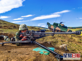 西藏軍區解放軍舉行實彈演習。(網圖)