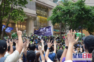 示威者挥动香港独立旗帜。