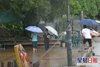 不少市民要颱風中上班。