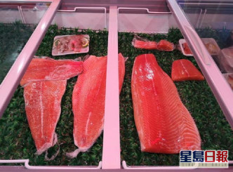 北京的超市将三文鱼下架。网上图片