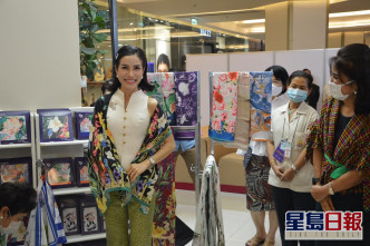 曾為泰王的廢妃詩妮娜在16日到曼谷一間百貨公司參觀及購物。Facebook saijaithai Market 圖片