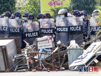 緬甸警方手持盾牌戒備。AP圖片
