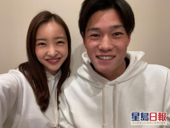 上月初，友美在IG Show戒指宣布結婚，對象為年輕6歲的日本棒球選手高橋奎二。