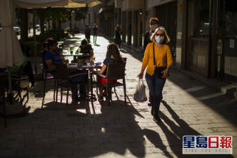 西班牙政府規定6歲以上人士外出必須戴口罩。AP