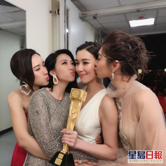 黄智雯凭《三个女人一个「因」》曾夺取星马双视后，胡说八道好姊妹李施嬅、姚子羚等吻贺她。