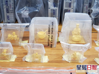 警方檢獲超過30部電腦，一批用作道具的金飾品及20萬現金。