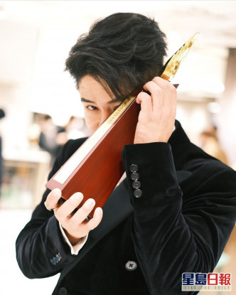 許廷鏗在今屆叱咤頒獎禮首奪叱咤男歌手金獎。
