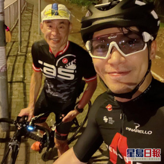 許家傑日前與前港隊首席單車選手洪松蔭踩單車。