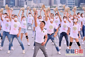 5月初,郭富城举行全球网上直播《郭富城鼓舞•动起来网上慈善演唱会》,为专业舞蹈员及电影幕后基层工作者筹募抗疫经费。