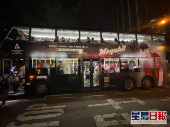 香港神徒把巴士改成「教主號」四出宣傳。