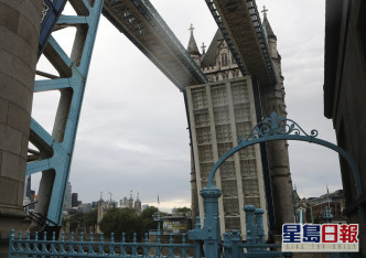 橫跨泰晤士河的倫敦塔橋一度無法放下橋身。AP圖片