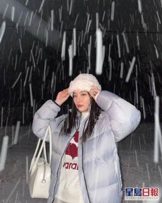 女团Red Velvet成员瑟琪Chok住同雪影相。