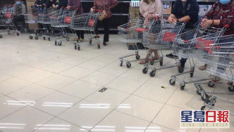 網民拍攝到柴灣一間超市內，有多名顧客推著手推車，一字排開的一幕。  香港突發事故報料區FB圖