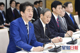 日本首相安倍晉三（左一）。AP圖片